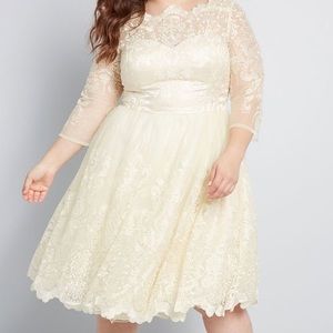 🎉HP!! Chi Chi London Gilded Grace Champagne Dress